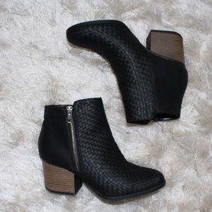 CLASSIC BLACK BOOTIE